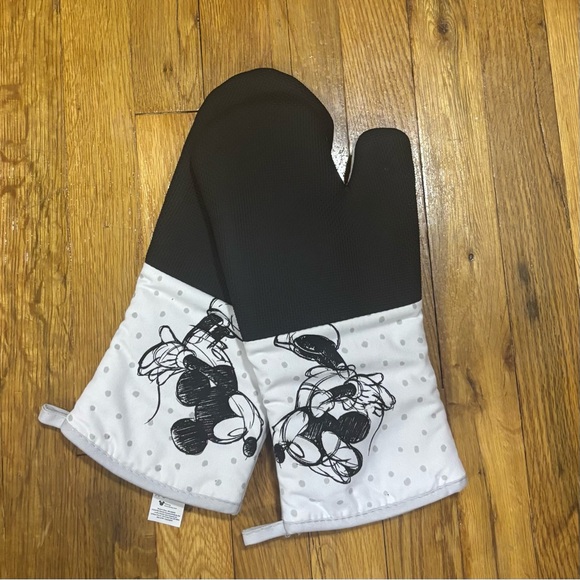 Mickey Mouse Baking Set! - Picture 2 of 4